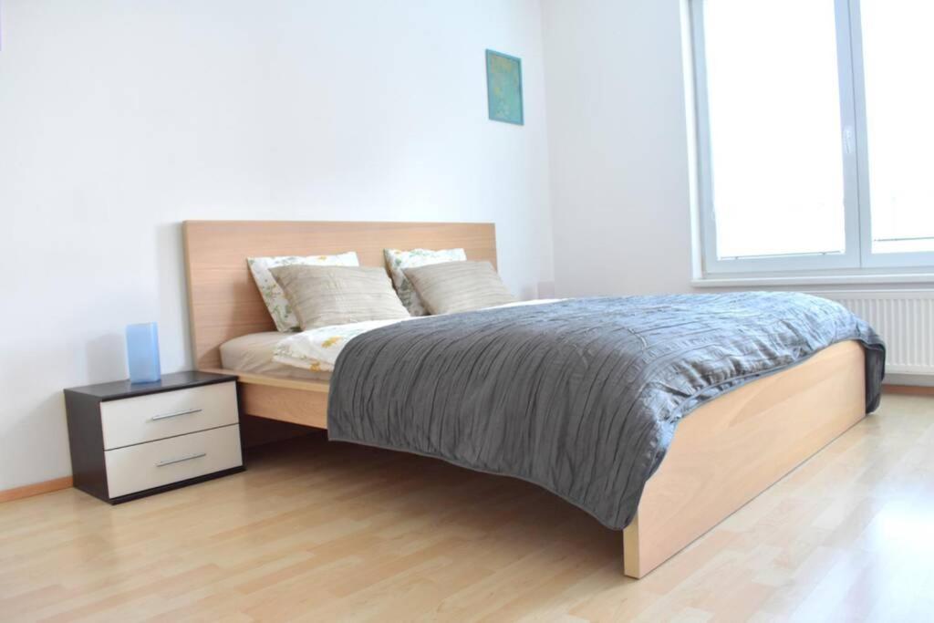 Modern Apartments - Airport 8Mins Prag Dış mekan fotoğraf