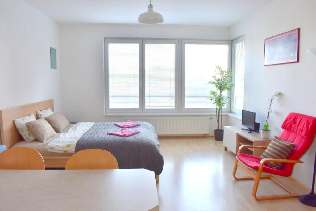Modern Apartments - Airport 8Mins Prag Dış mekan fotoğraf