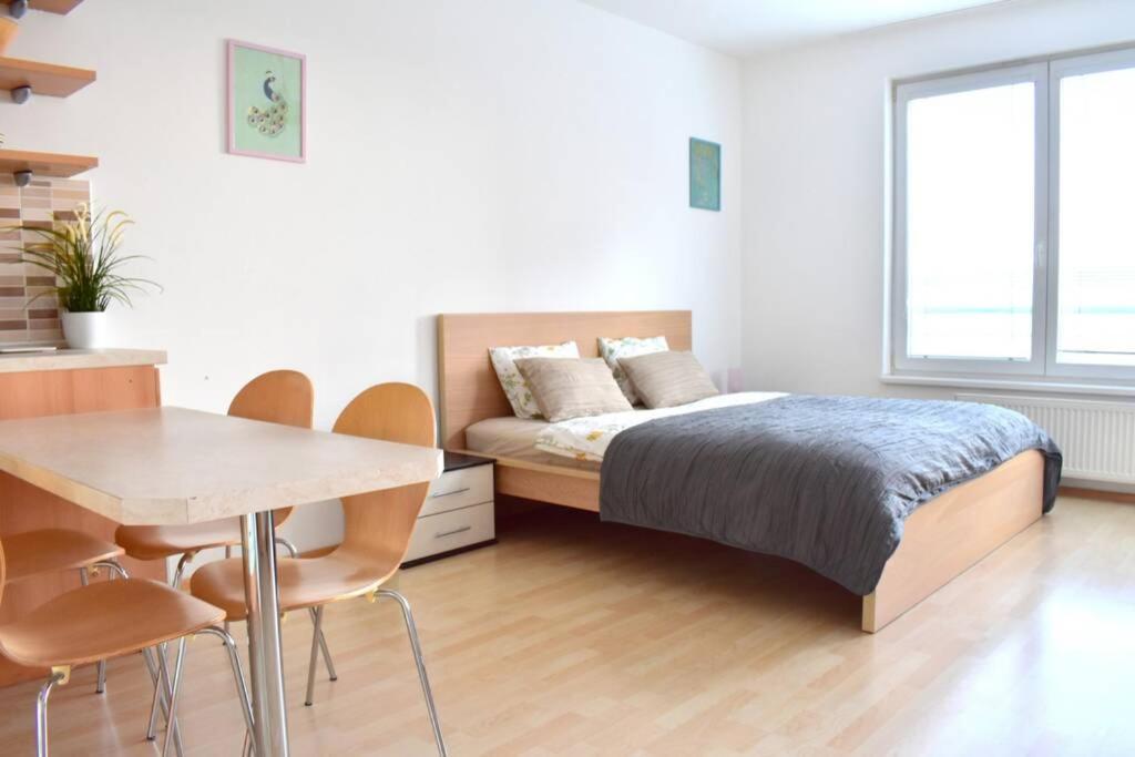 Modern Apartments - Airport 8Mins Prag Dış mekan fotoğraf